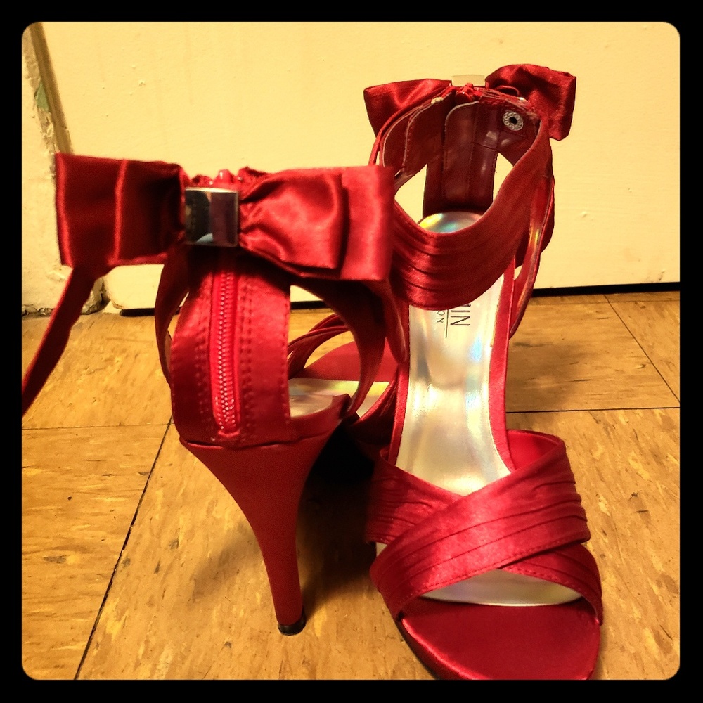 Jasmin Collection Red Pumps